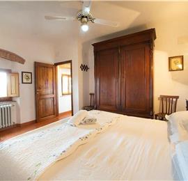 A selection of 2-3 bedroom apartments with shared pool near Florence, Sleeps 4-6
